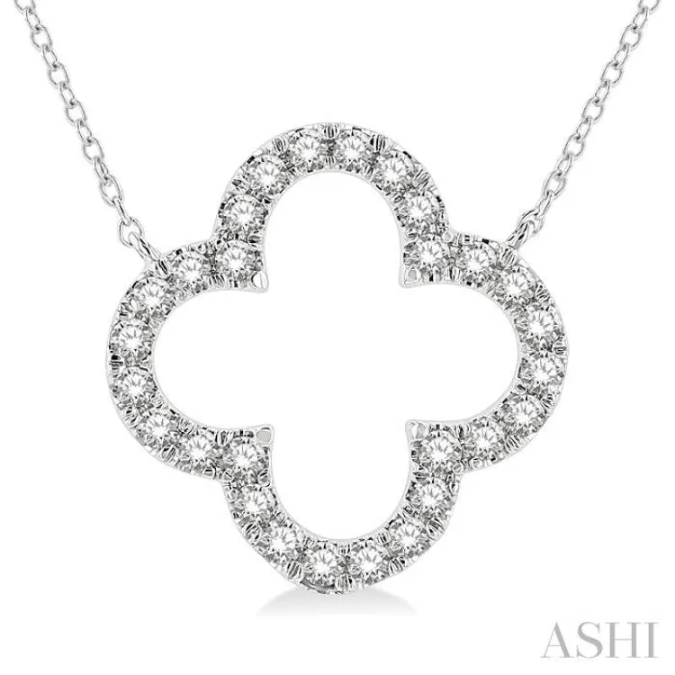 1/2 Ctw Clover Round Cut Diamond Necklace in 14K White Gold