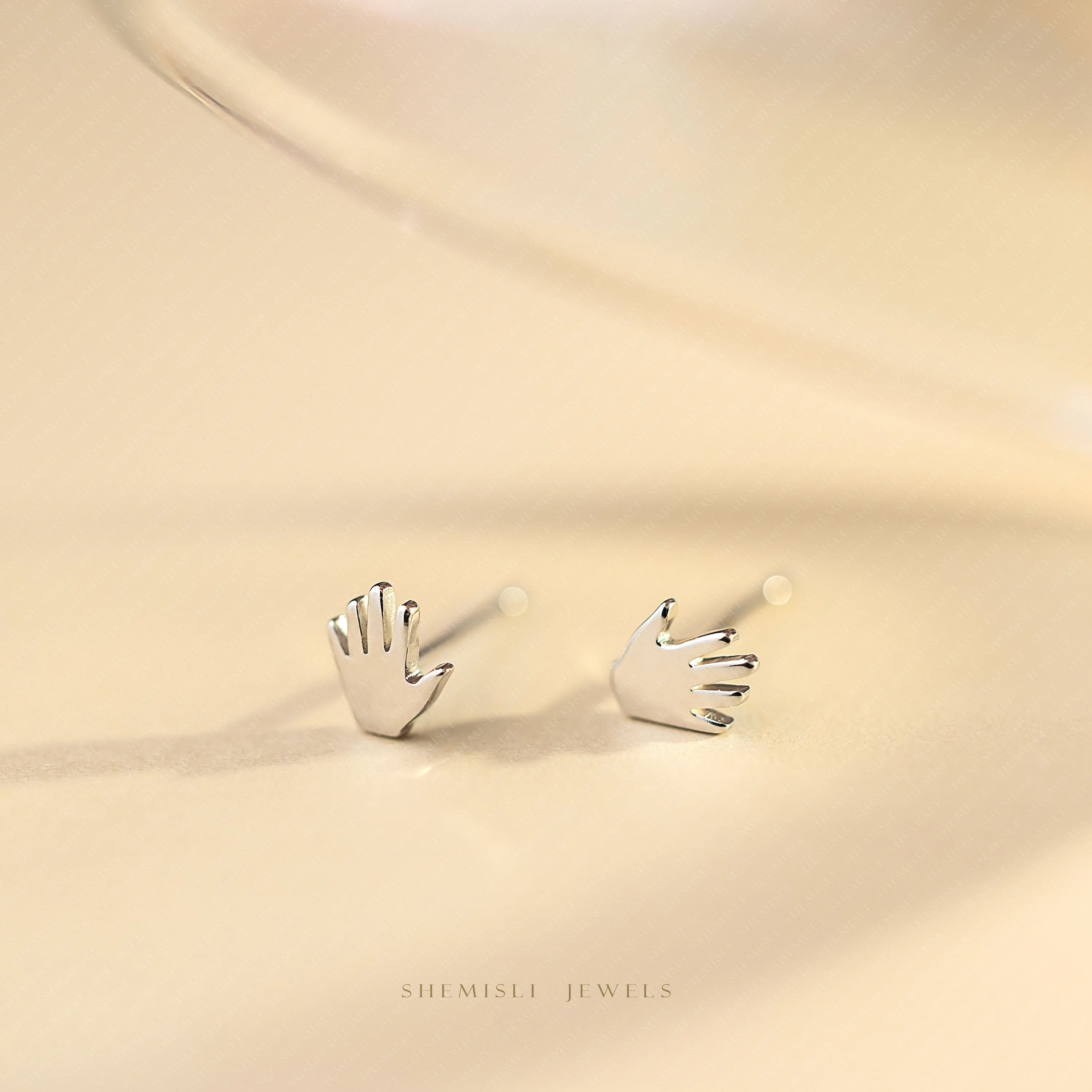 Tiny High Five Hand Sign Gesture Stud, Palm Earrings, Unisex, Gold, Silver SHEMISLI SS671 Butterfly End, SS672 Screw Ball End (Type A) LR