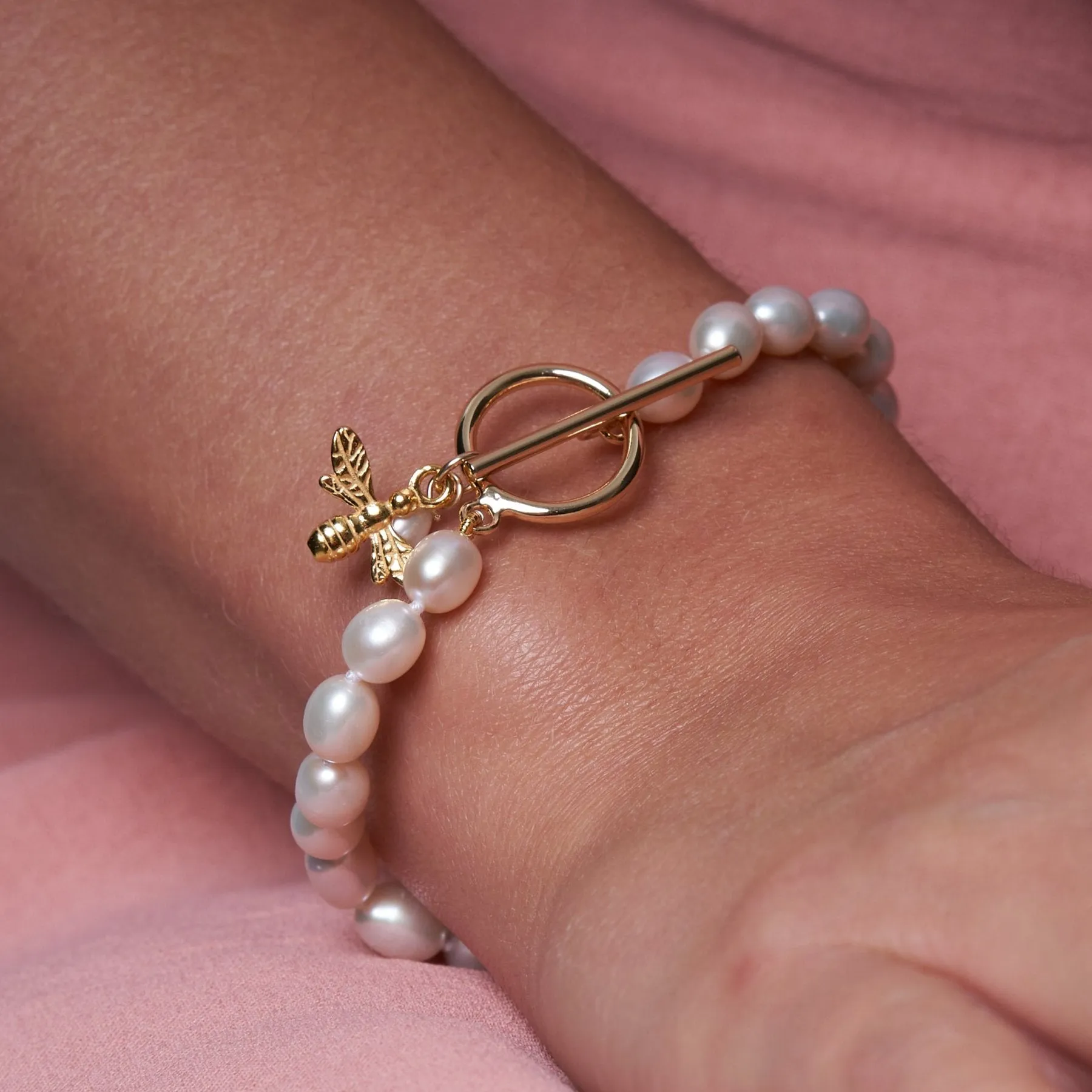 Vita cultured Freshwater Pearl Bracelet With Gold Bumble Bee